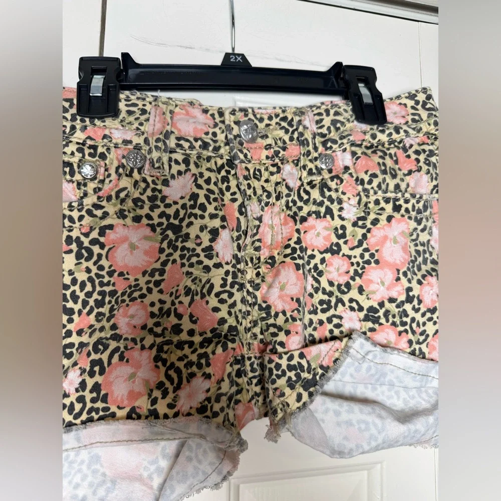 Miss Me‎ low-rise hibiscus floral leopard print fray denim shorts